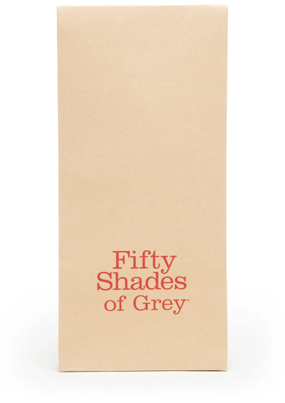 Beige doos met rode “Fifty Shades of Grey”-tekst
