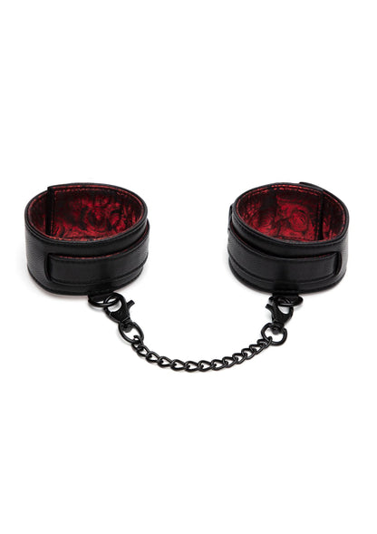 Enkelboeienset: twee zwarte cuff-randen met rode patroonvoering en ketting