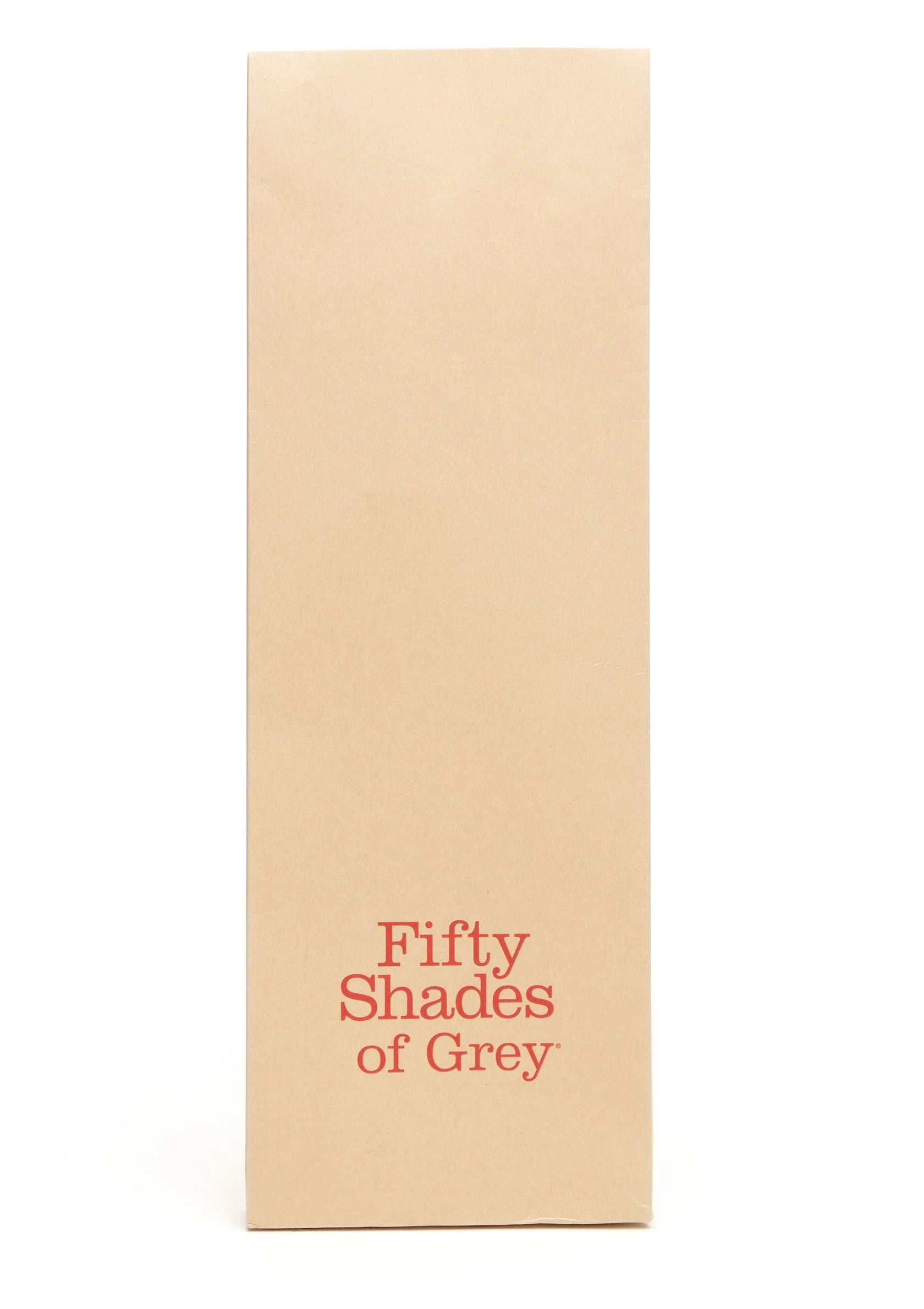 Beige verpakking met rode tekst “Fifty Shades of Grey”