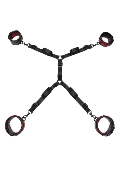 Zwarte Y-riem met metalen gespen en rood-gepatroonde handboeien links en rechts