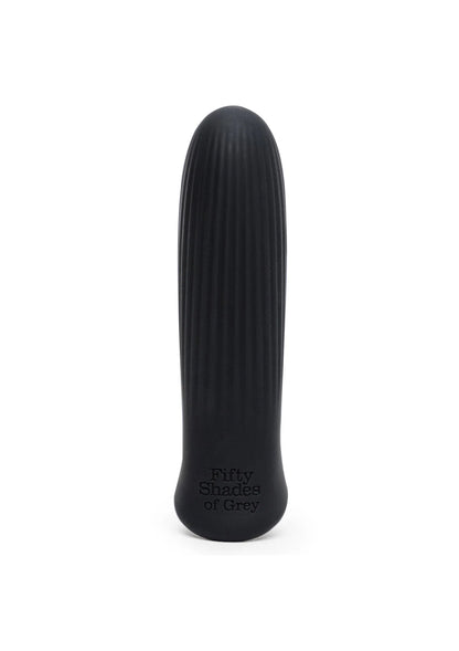 Oplaadbare bullet vibrator met geribbelde zwarte behuizing, tekst 'Fifty Shades of Grey'