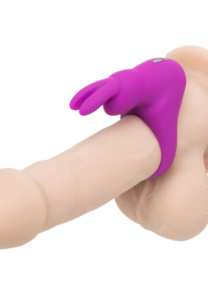 Paarse cockring met opstaande vleugel, gedragen door een hand