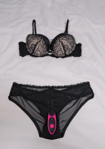 Zwarte kanten lingerie met roze bedieningsmodule van Ferri-vibrator van Lovesense