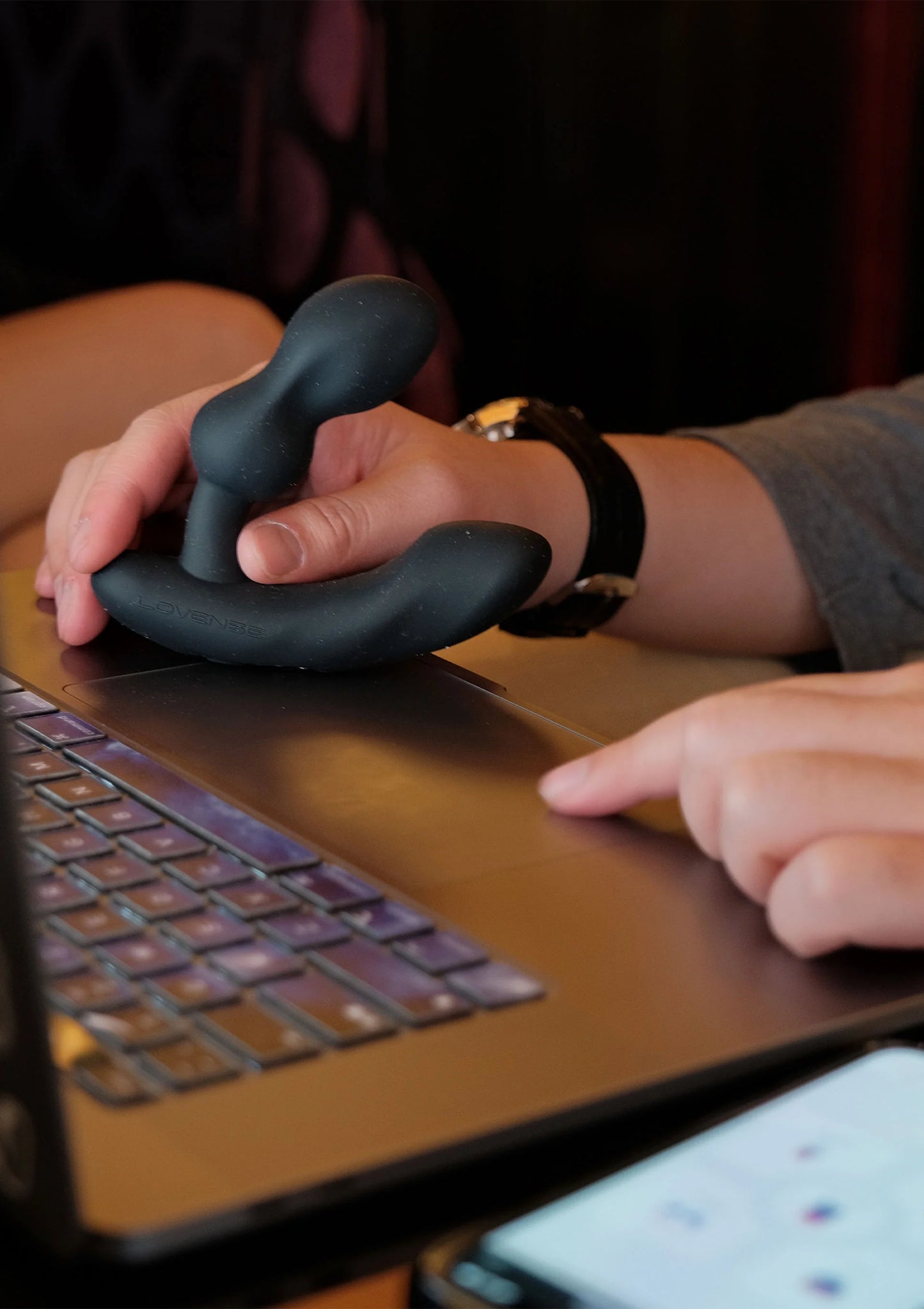 Anale massager donkergrijs/zwart wordt gebruikt, hand en vingergreep zichtbaar