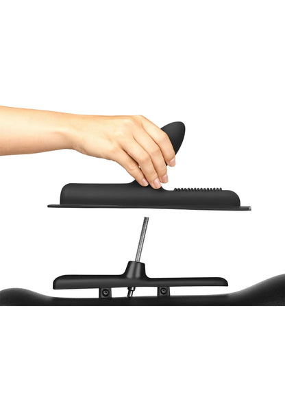 Zwarte haarstyler met kamvormig opzetstuk in hand, op standaard