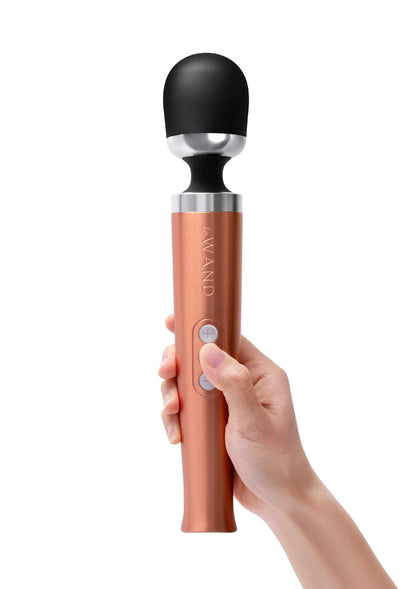 Le Wand vibrerende massager met zwarte kop en roségouden handgreep, bedieningsknoppen zichtbaar.