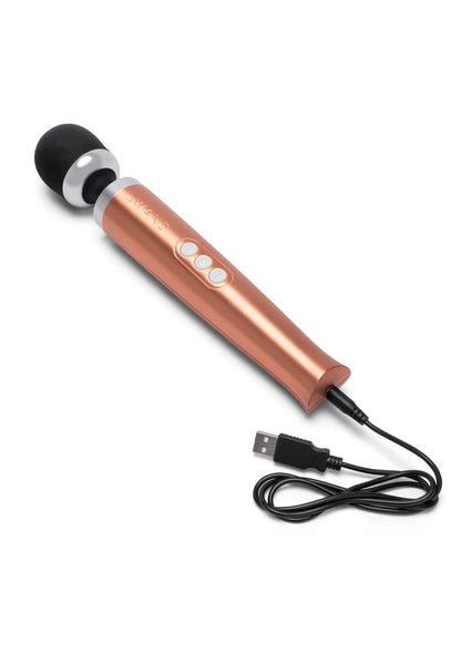 Le Wand vibrerende massager in roségoud met zwarte kop en USB-laadkabel, knoppen op handgreep.