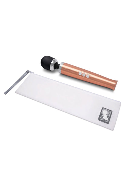 Oplaadbare vibrerende massager van Le Wand, roségoud met zwarte opzetkop en witte massage-rolhoes.