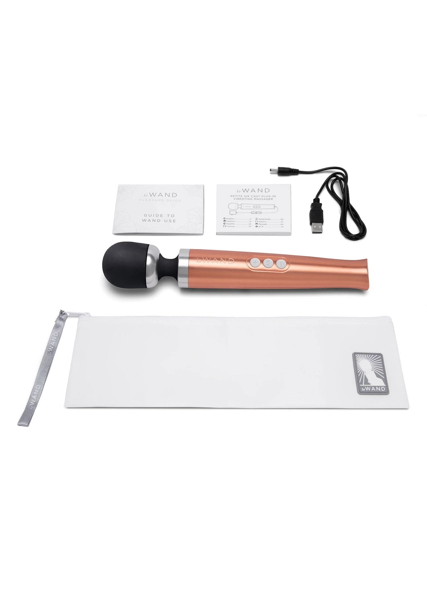 Oplaadbare vibrerende massager van Le Wand, roségoud, met kabel en witte draaghoes.