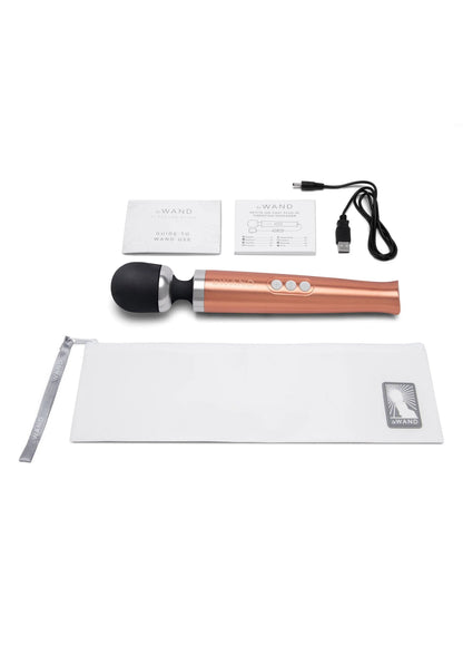Oplaadbare vibrerende massager van Le Wand, roségoud, met kabel en witte draaghoes.