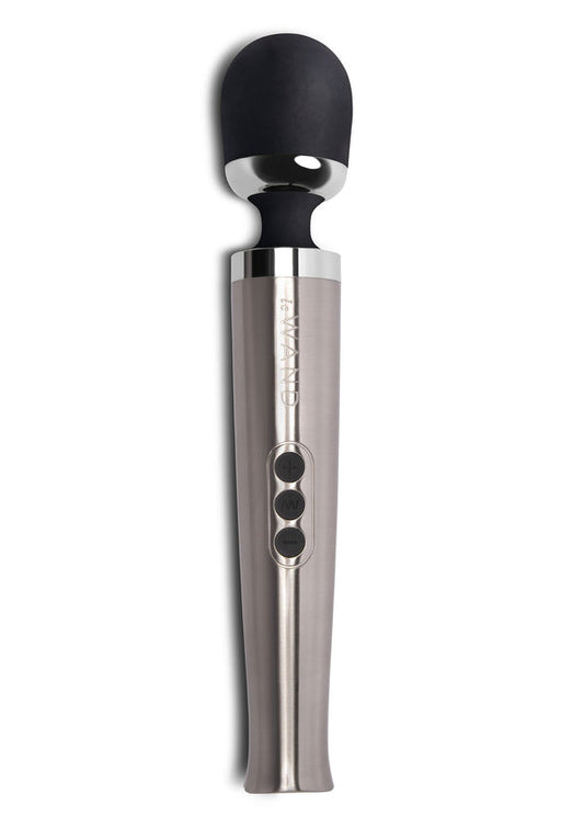 Le Wand vibrerende massager met zwarte kop en zilverkleurige behuizing, ronde bedieningsknoppen.