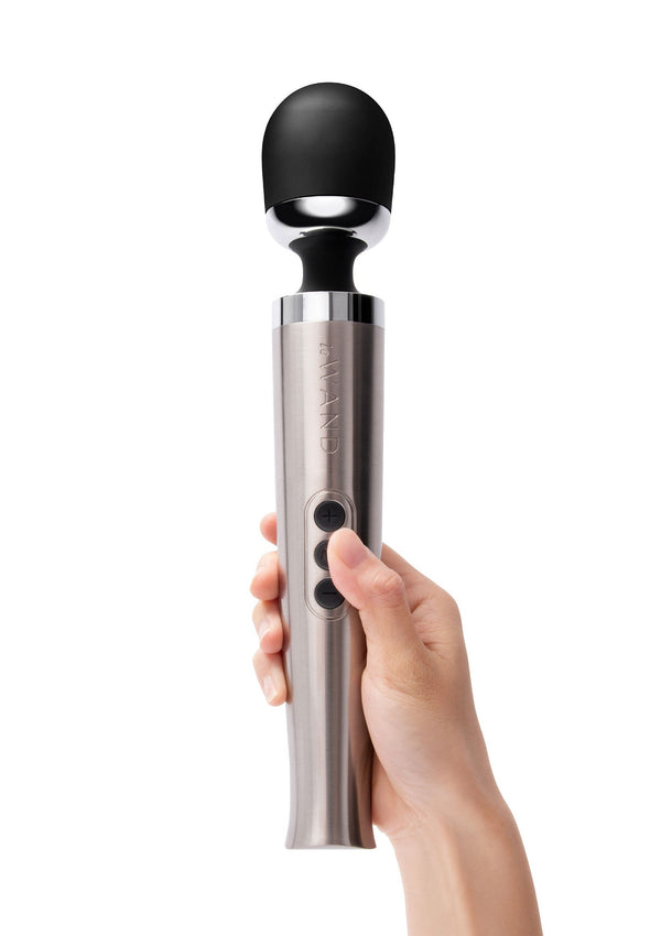 Le Wand vibrerende massager, zilveren behuizing met zwarte massagekop en knop