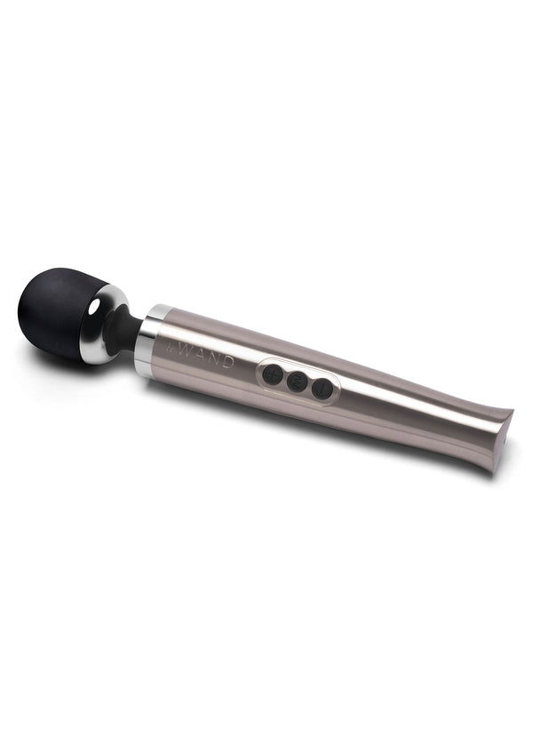 Le Wand vibrerende massager met zwarte kop en zilverkleurige handgreep, knoppenrij in midden.