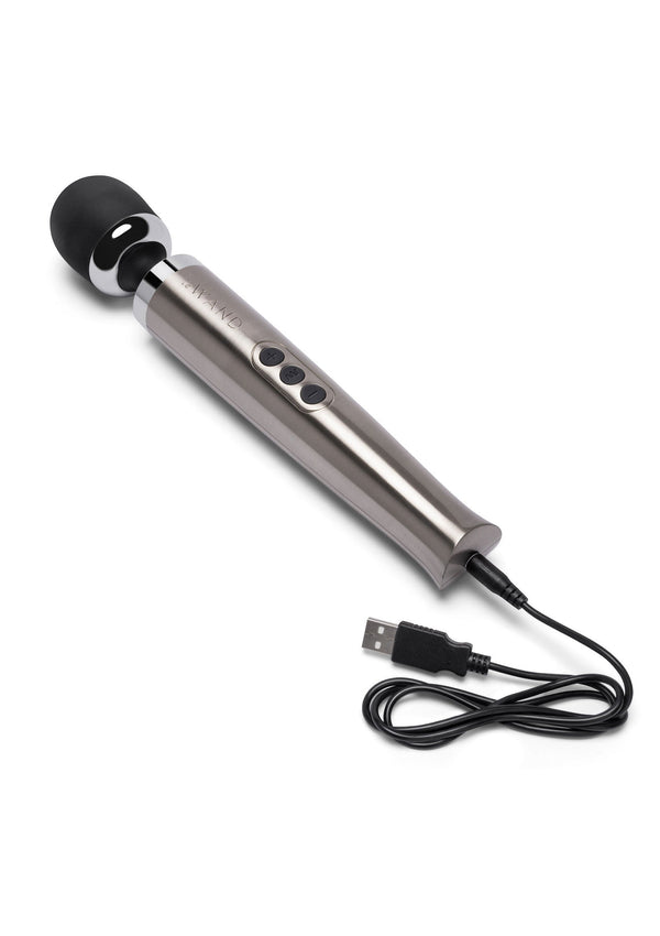 Le Wand vibrerende massager met zwarte kop, zilverkleurige handgreep en USB-laadkabel.