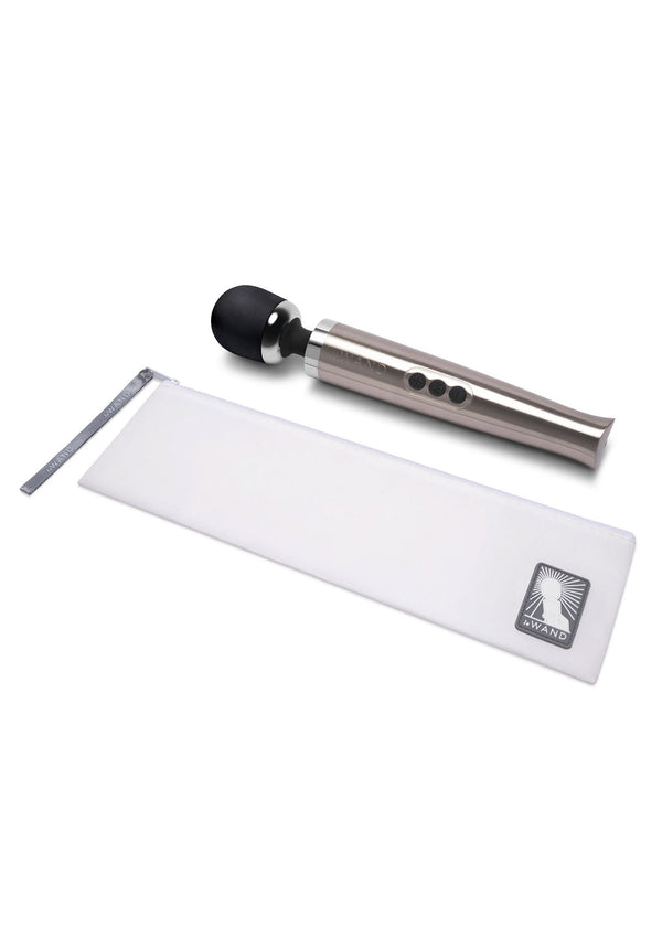 Le Wand vibrerende massager met zwarte kop, zilverkleurige behuizing en witte opberghoes.