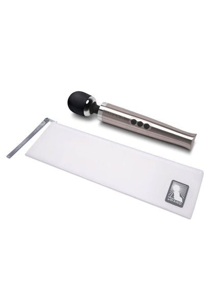 Le Wand vibrerende massager met zwarte kop, zilverkleurige behuizing en witte opberghoes.