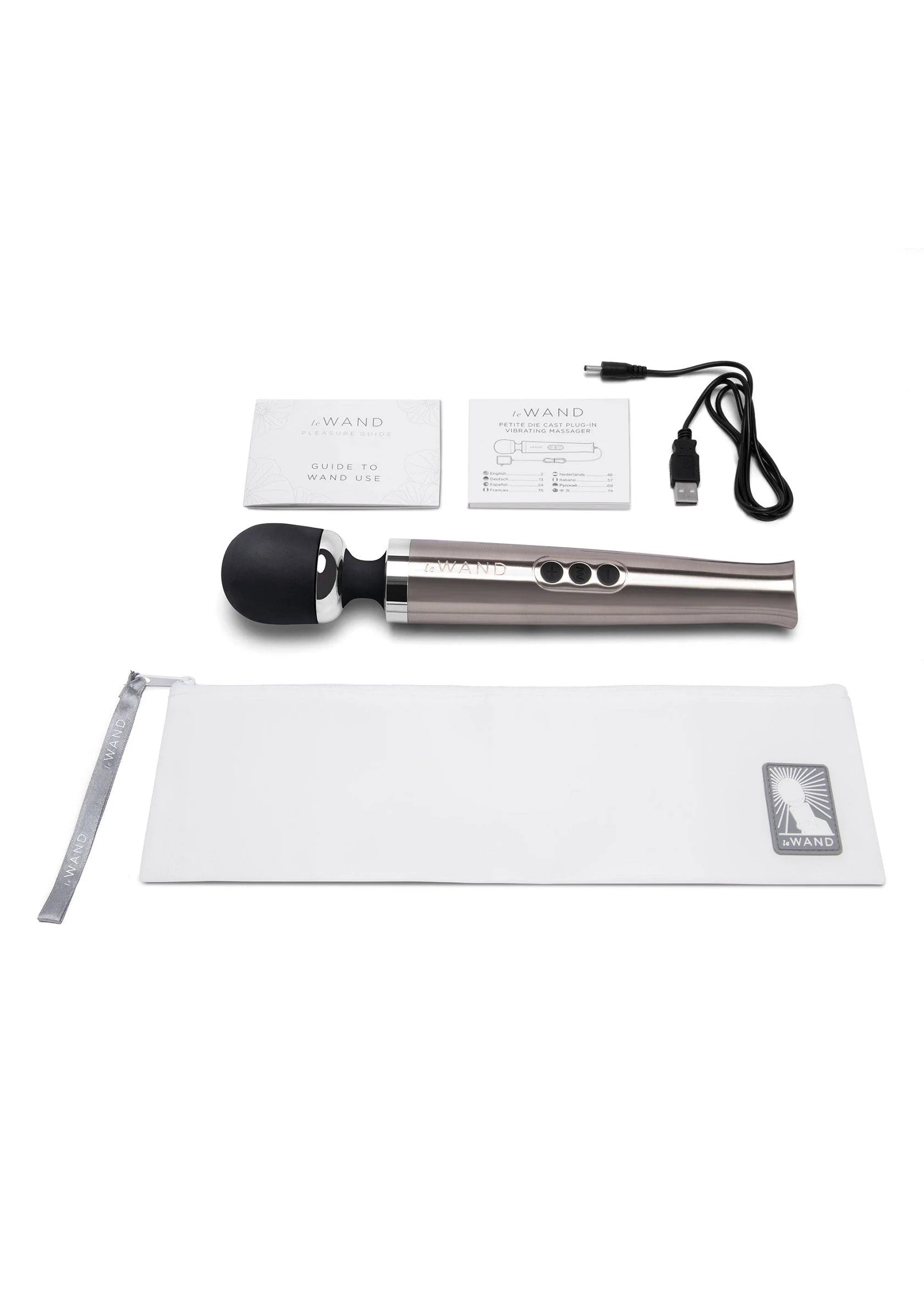 Oplaadbare vibrerende massager van Le Wand, zilver met zwarte kop, kabel en witte draaghoes.