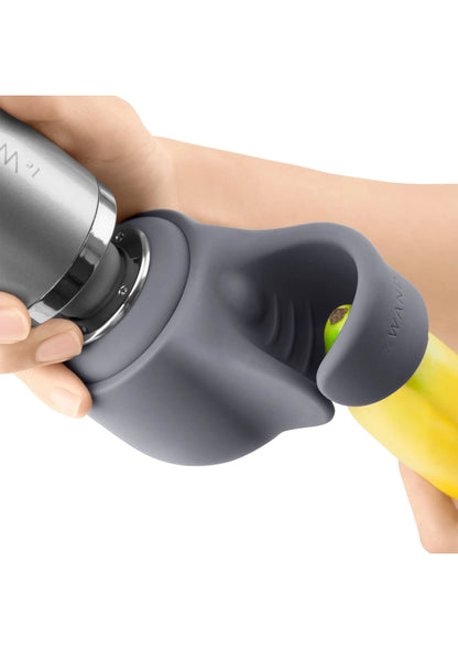 Grijze siliconen penis-play bevestiging gekoppeld aan zilveren apparaat, gele inleg