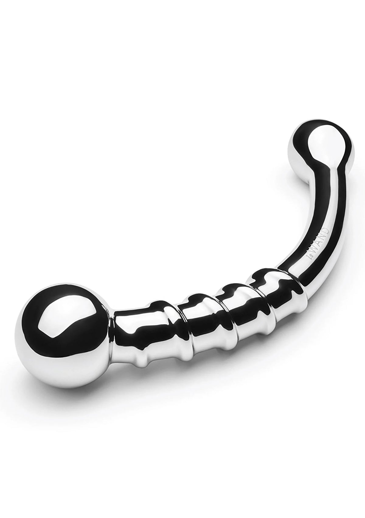 Chromen buttplug op witte achtergrond, gebogen vorm met ronde uiteinden.