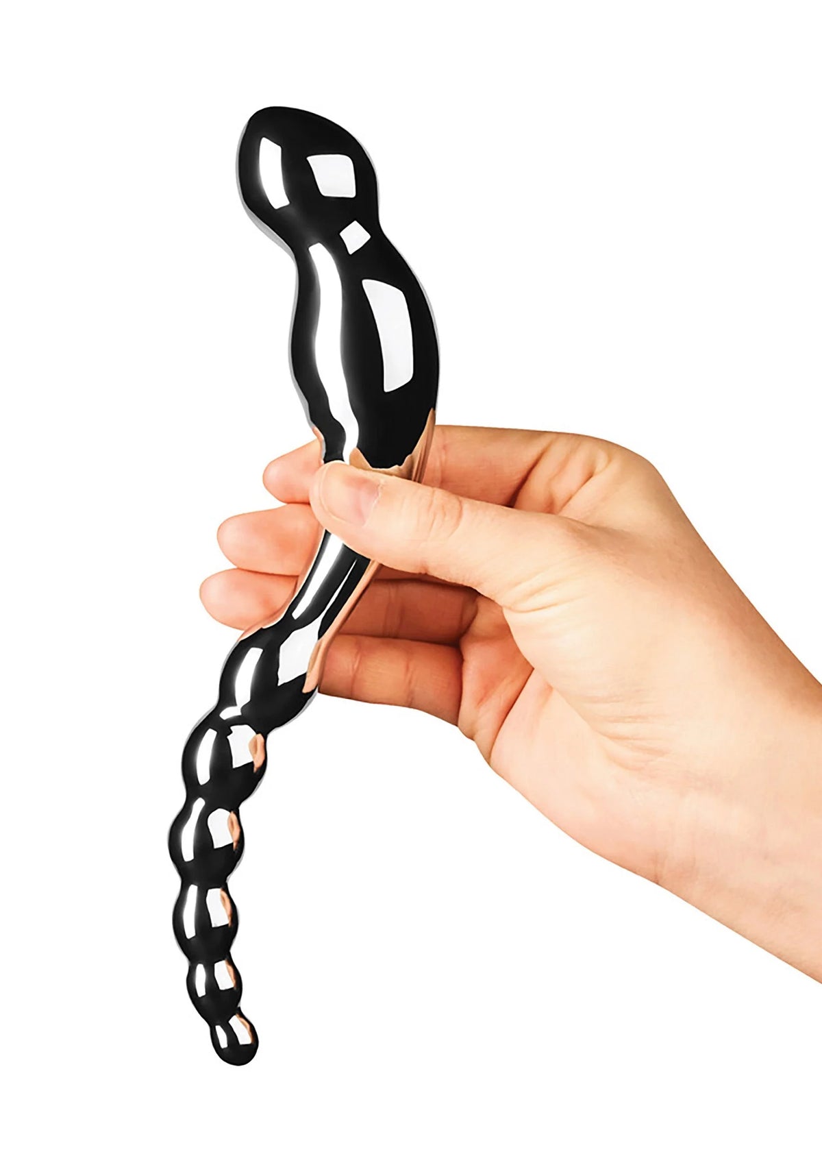 Hand die een zwart chroom seksspeeltje vasthoudt met kogelketting bovenaan