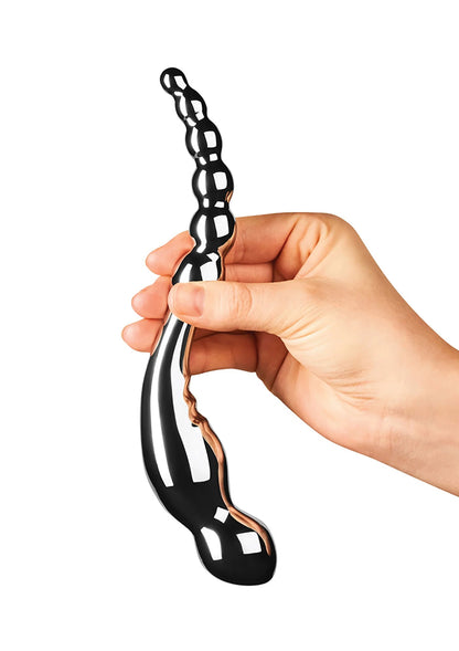 Hand met gebogen zwart chroom seksspeeltje, met kogelketting en open uiteinde