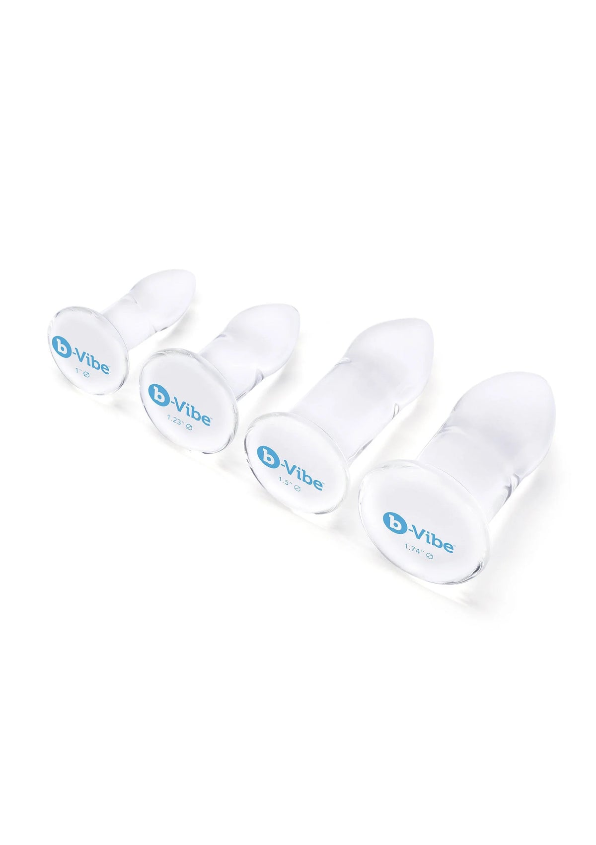 Vier witte anale dilatatoren met b-Vibe logo op de voet, op een rij