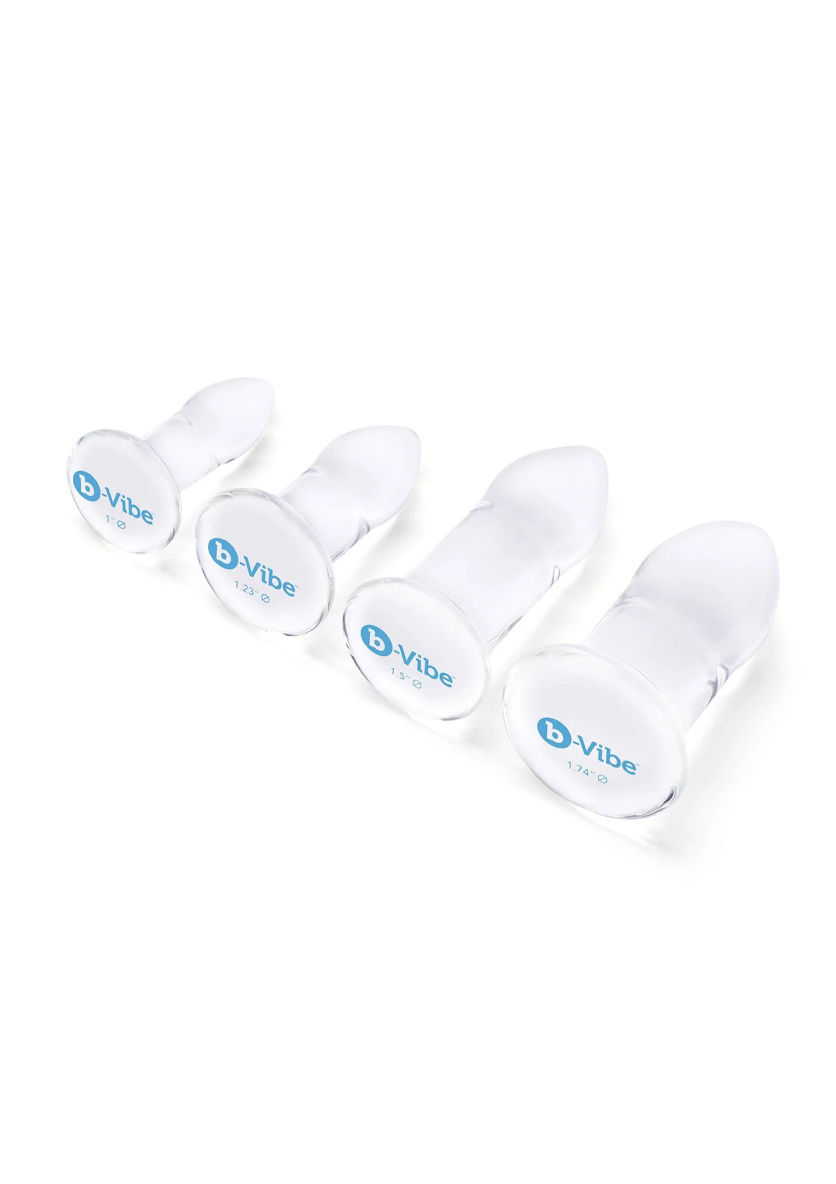 Vier witte anale dilatatoren met b-Vibe logo op de voet, op een rij