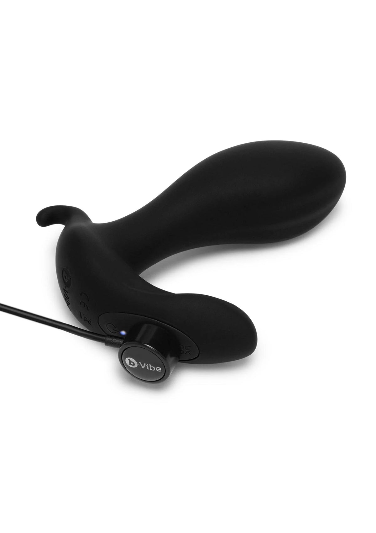 Zwarte anale plug met afstandsbediening bevestigd voor bediening.
