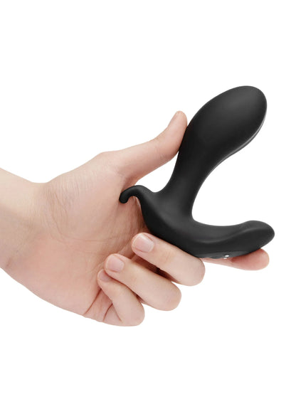 Zwarte anale plug vastgehouden in de hand met gebogen vorm en punt.