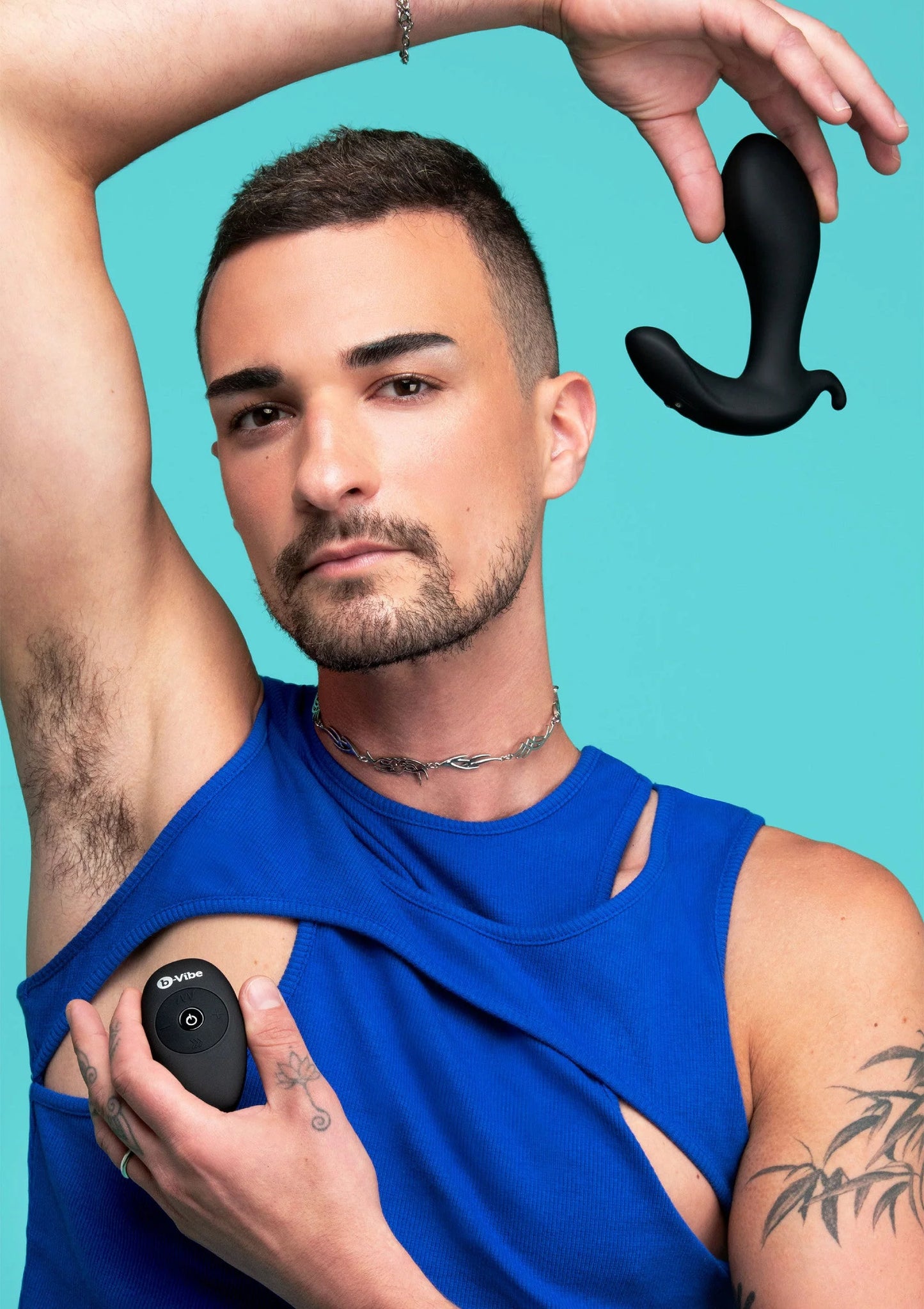 Zwarte siliconen anale plug B-Vibe, man houdt het apparaat vast met hand omhoog