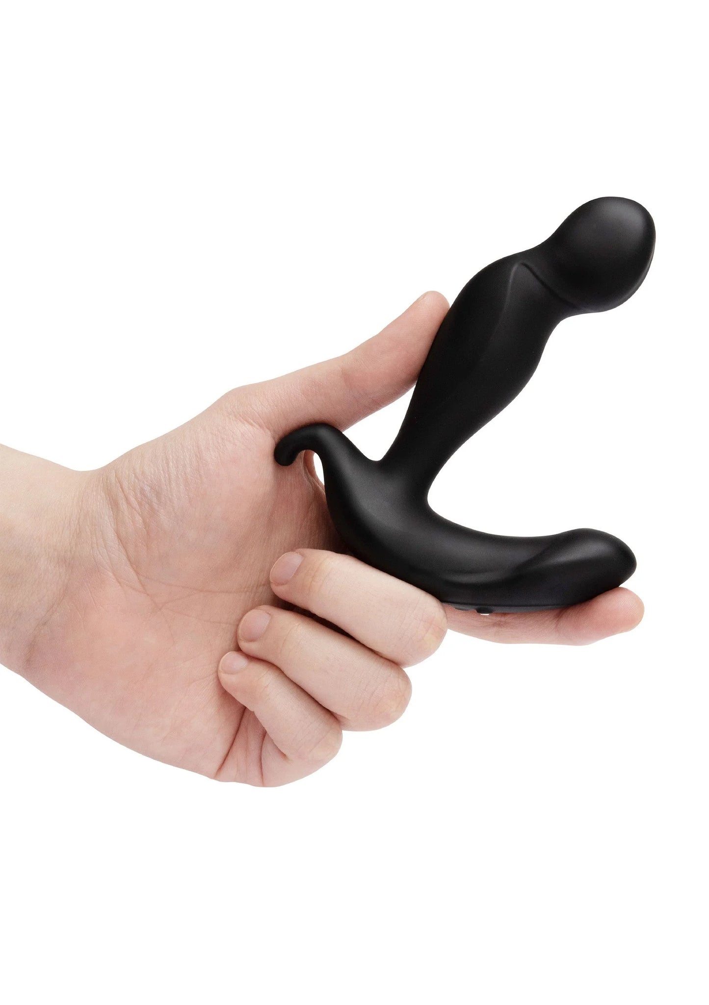 Zwarte anale plug van B-Vibe vastgehouden, afgeronde vorm en brede basis