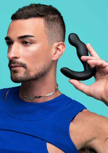 Zwarte plug van B-Vibe in hand, ronde vorm met brede voet