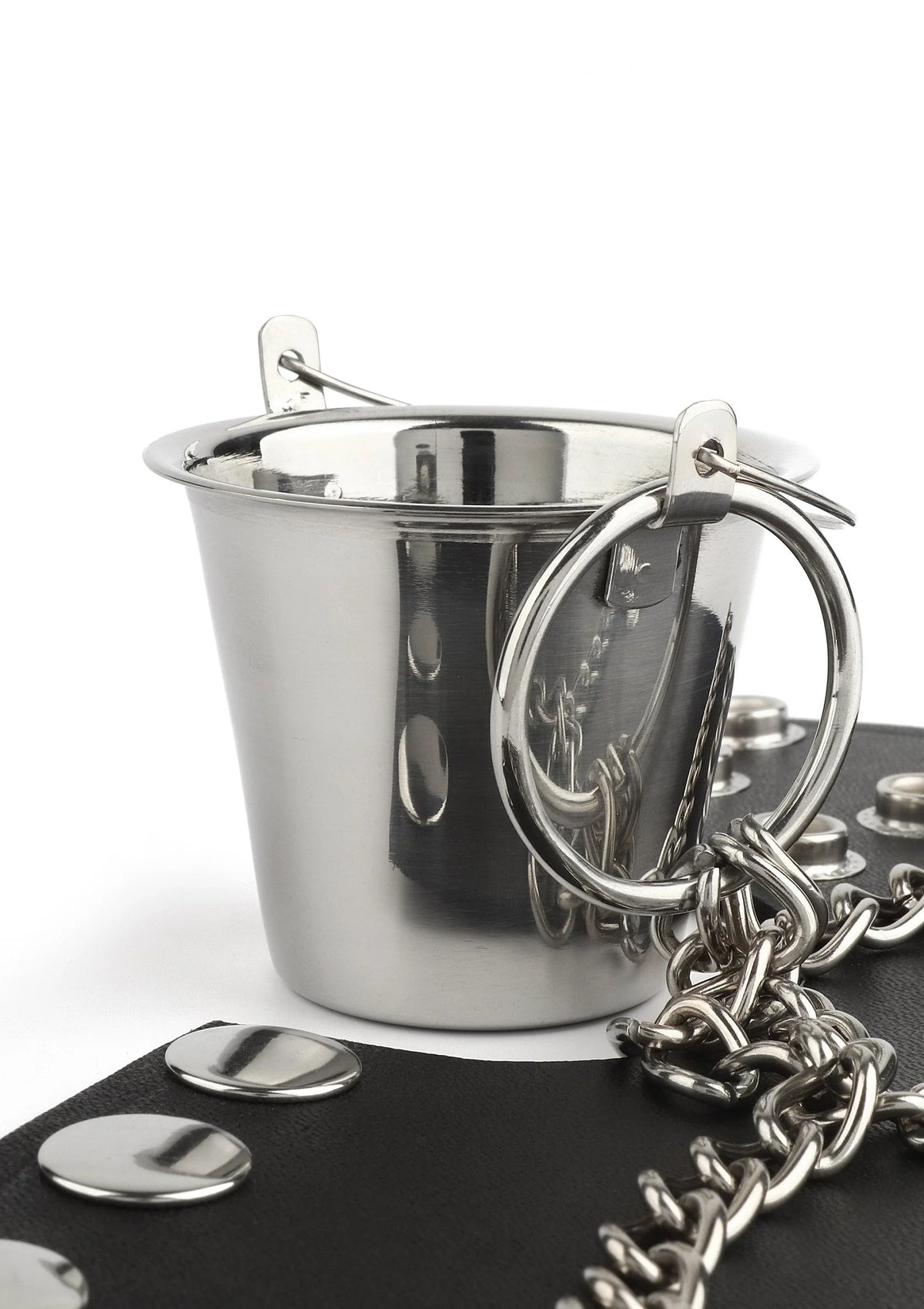 Rvs emmer met metalen handgreep en ketting op zwarte hoes