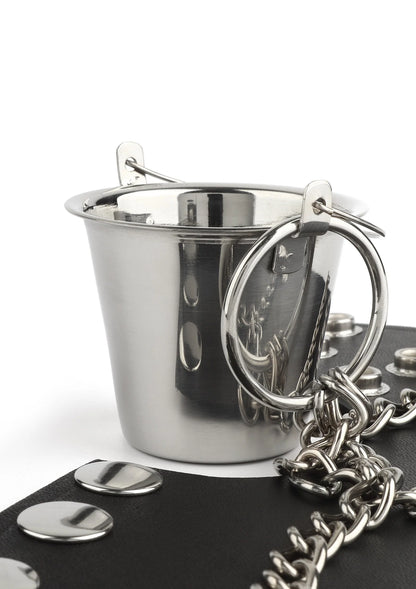 Rvs emmer met metalen handgreep en ketting op zwarte hoes