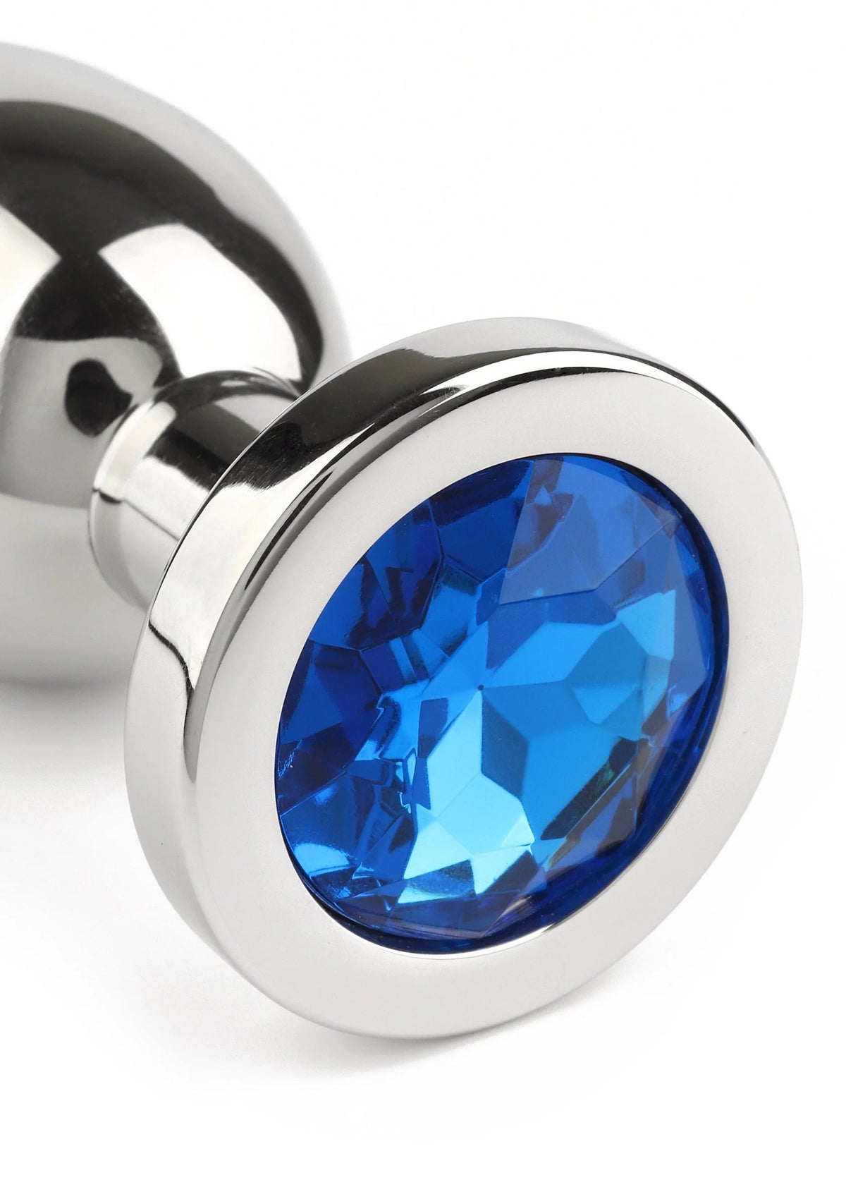 Metalen buttplug met blauwe edelsteen in rand en bolvormige achterkant