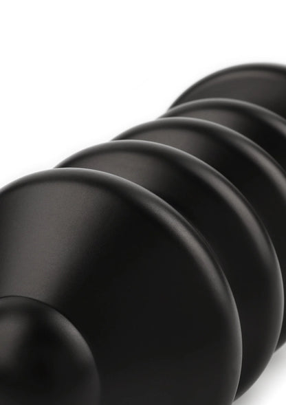 Zwarte stapel schijven van metalen plug, schuine close-up