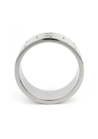 C-ring van zilverkleurig staal met kleine noppen langs de rand.