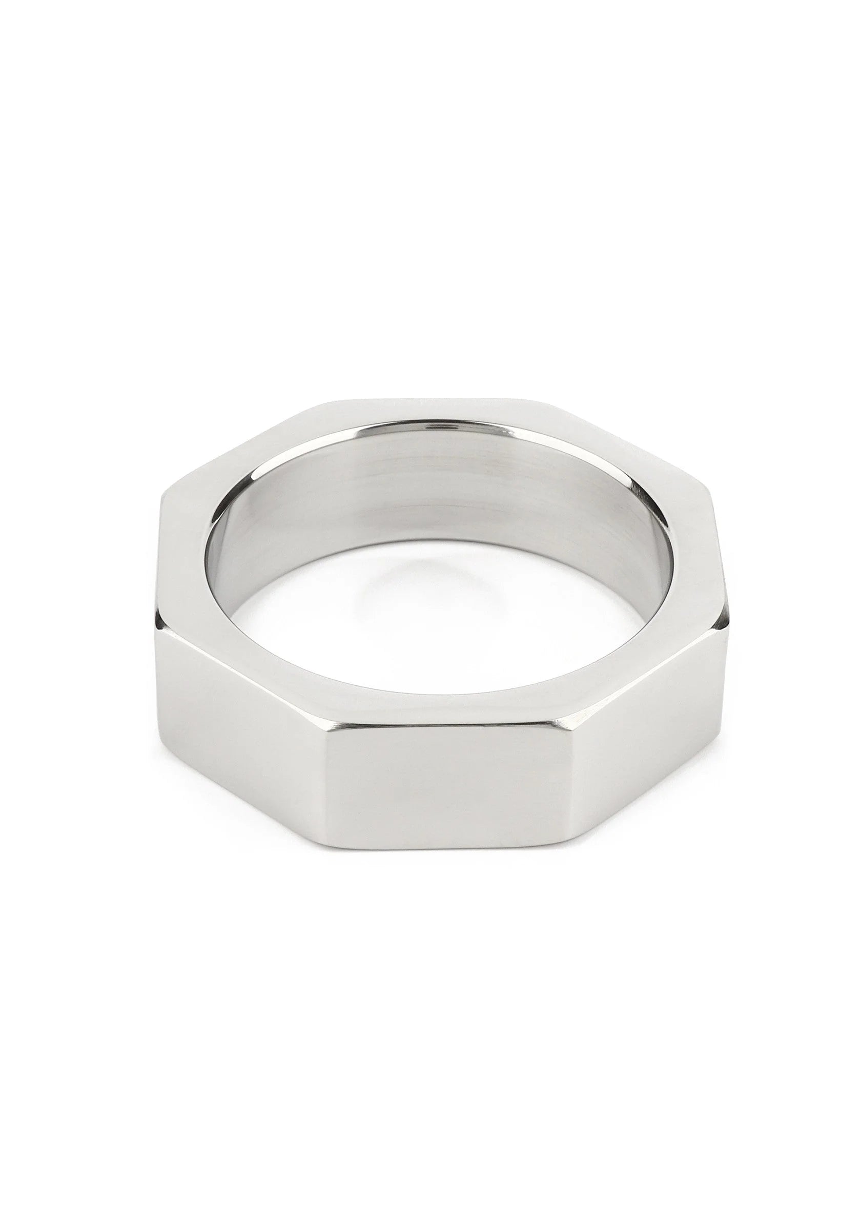 Zilverkleurige hexagonale metalen ring met brede facetranden en ronde opening.