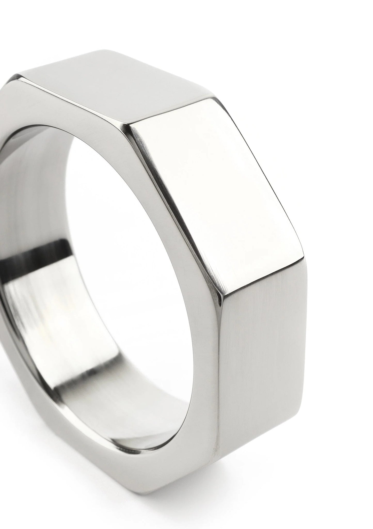 Zilverkleurige metalen ring, close-up van facetvlak en ronde binnenrand.