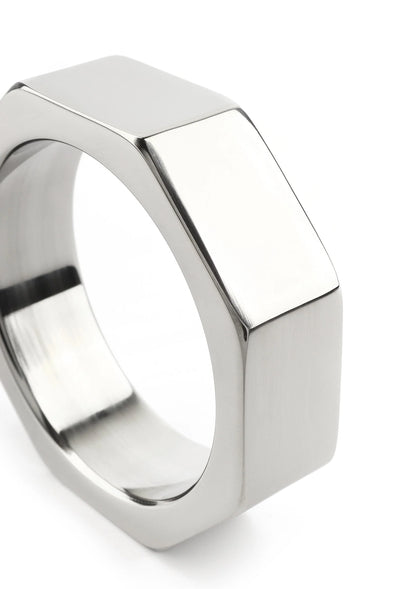 Zilverkleurige metalen ring, close-up van facetvlak en ronde binnenrand.