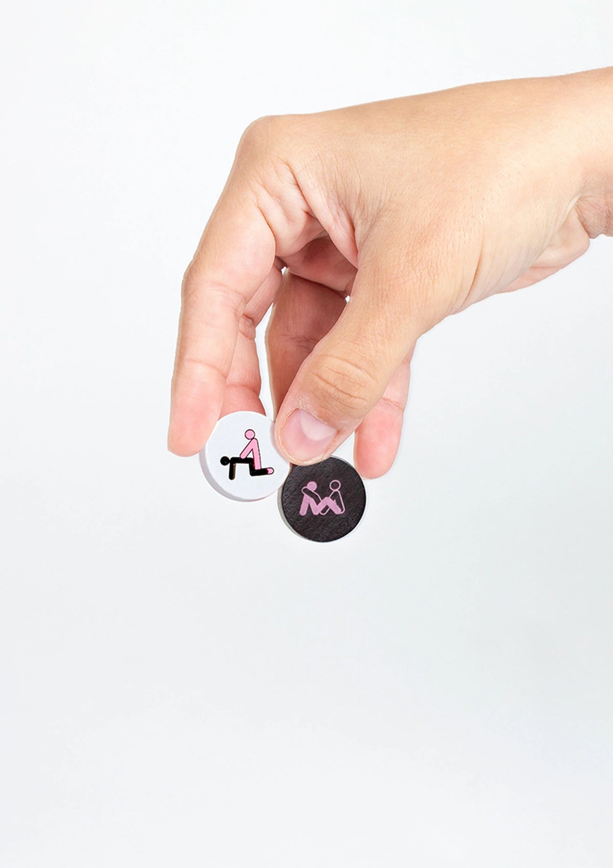 Hand pakt een ronde zwarte spelsteen met roze pictogram