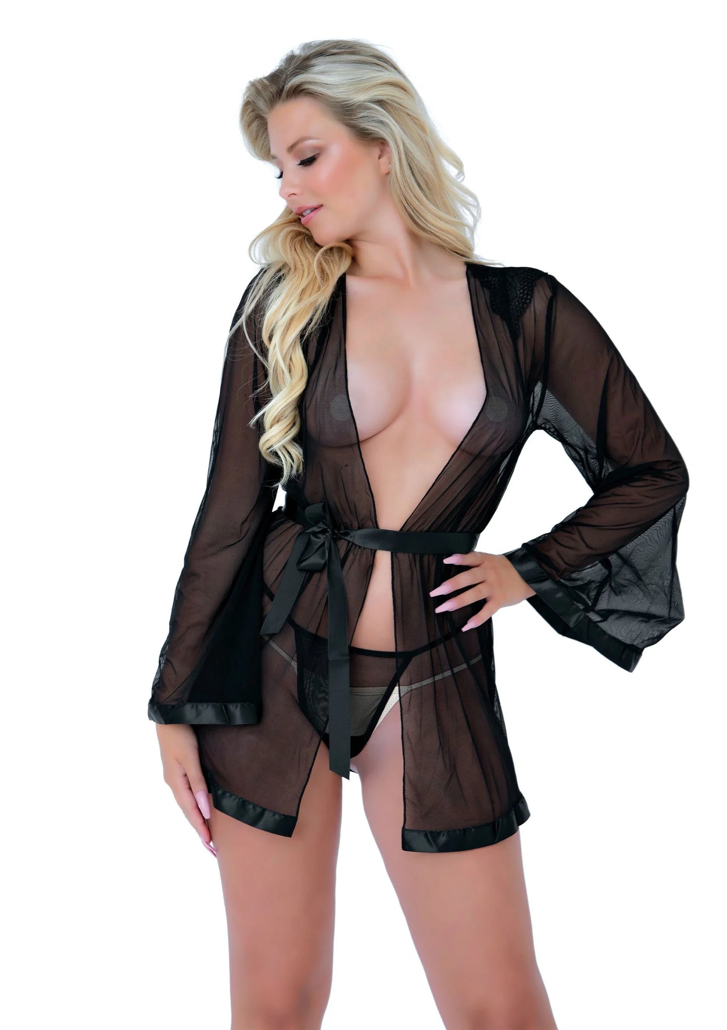 Doorzichtige zwarte kimono met strikceintuur en string, 3/4 zijaanzicht.