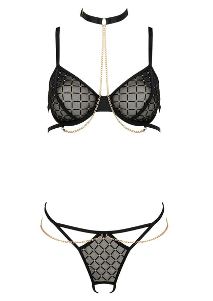 Zwarte lingerie set op platte ondergrond: beugel-bh en string met ruitpatroon, ketting