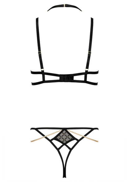 Zwarte lingerie set op platte ondergrond: bh-bandjes en string met ruitpatroon, ketting
