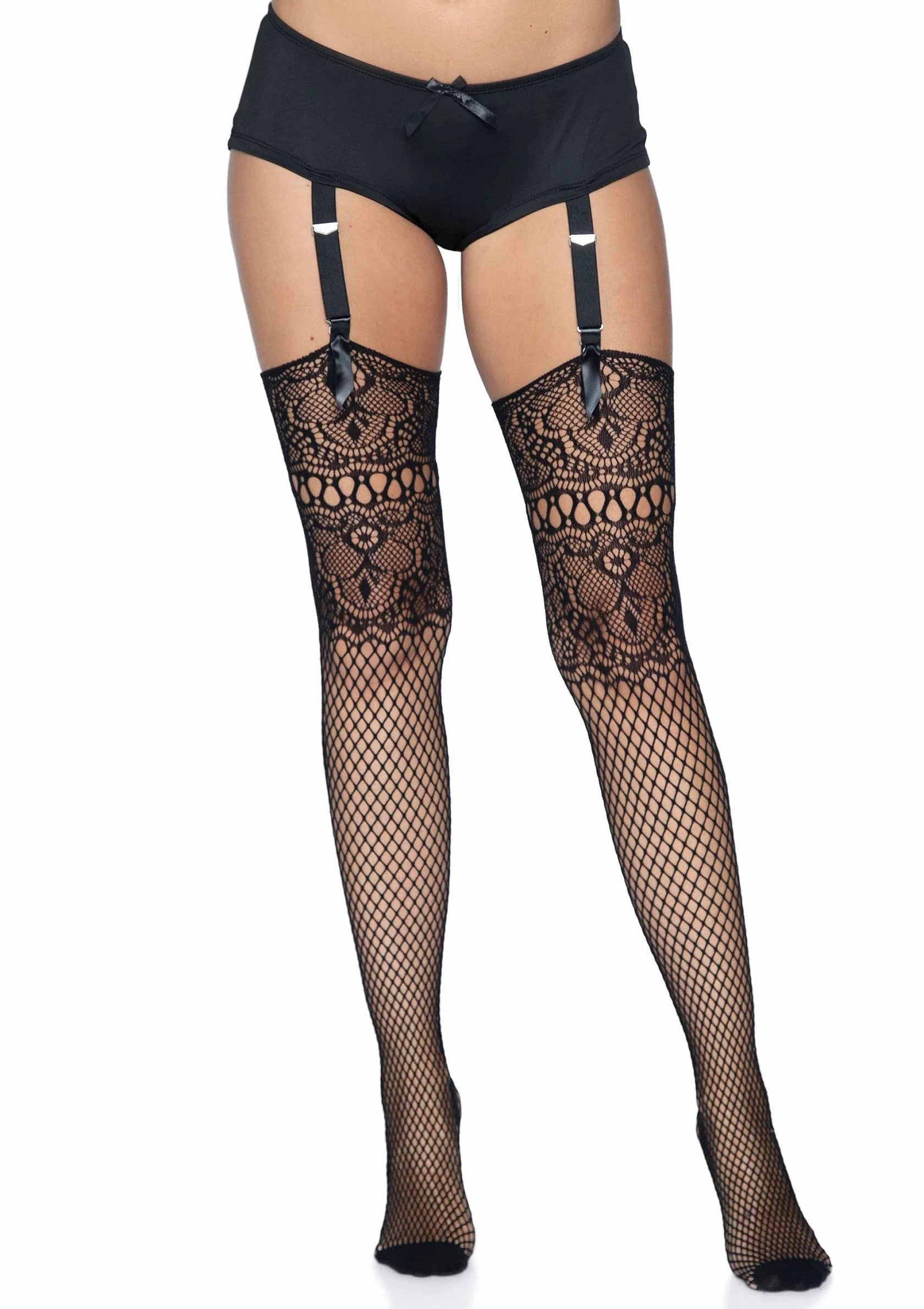 Zwarte fishnet kousen met decoratieve kanten patronen en bandjes, aansluitende shorts
