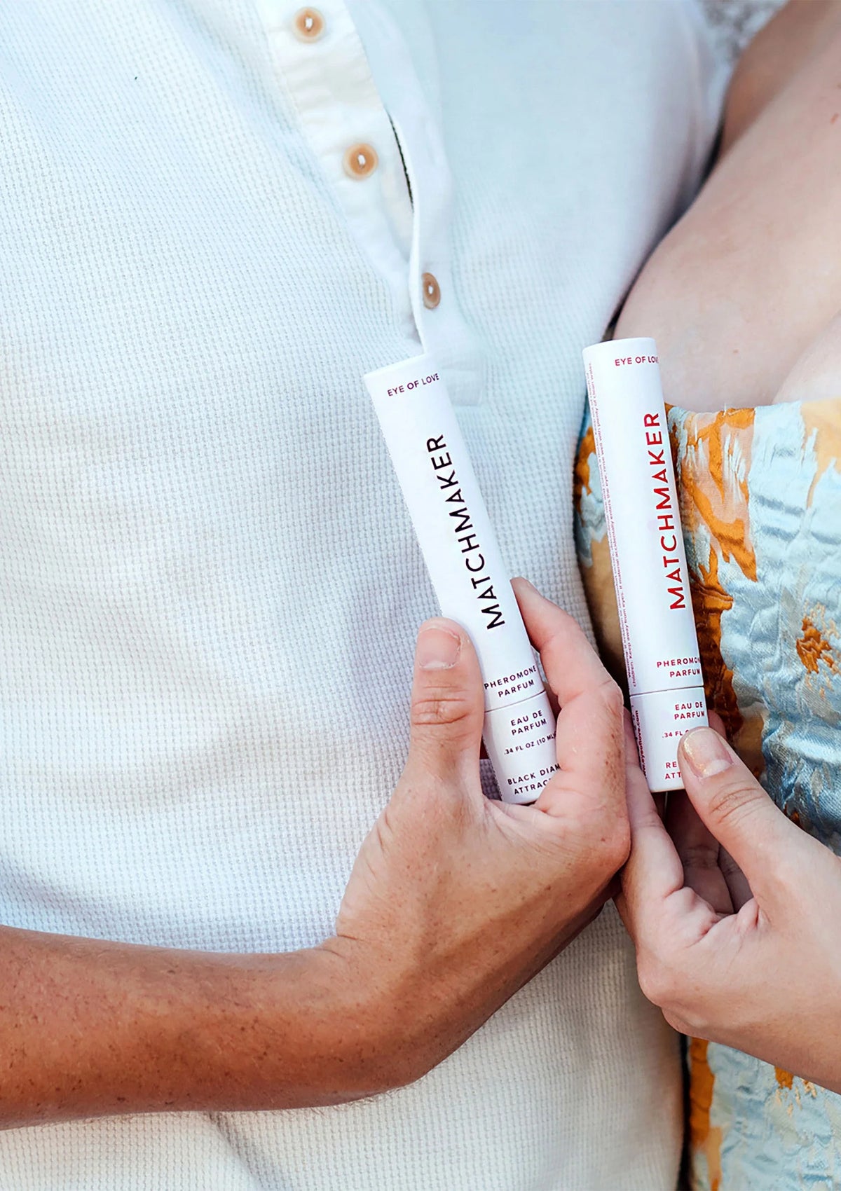 Handen met Eye of Love Matchmaker rollerflacon en 10 ml doosje