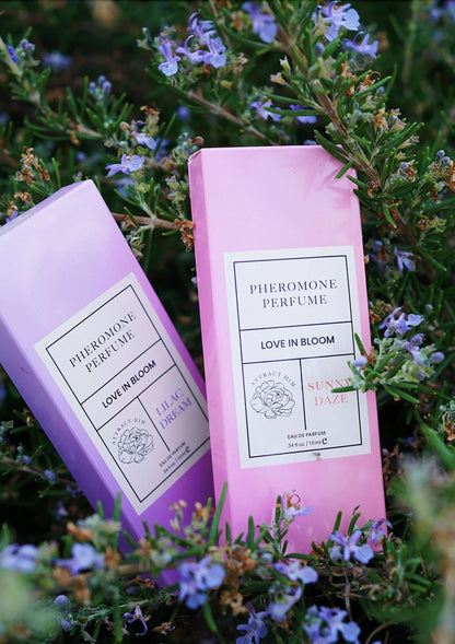 Twee paarse parfumdozen met flesje, label 'Love in Bloom'