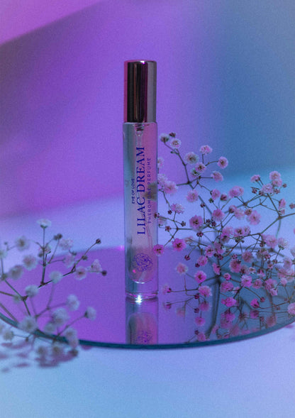 Staand parfumflesje met gouden dop en doorzichtige fles, opdruk 'Lilac Dream'