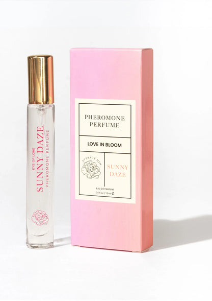 Sunny Daze parfumflesje met gouden verstuiver en roze verpakkingdoos.