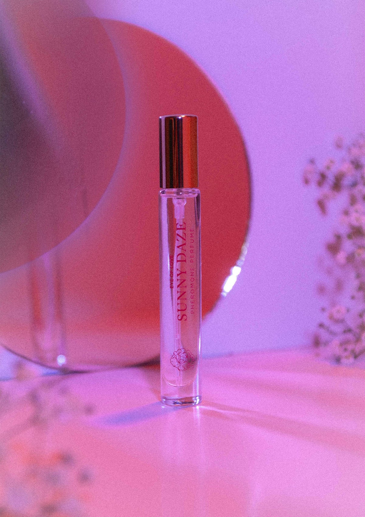 Staand parfumflesje met gouden dop, doorzichtige glazen flacon en roze opschrift